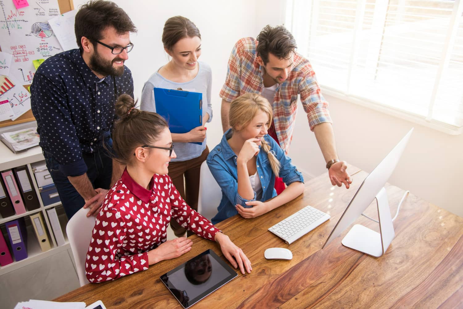 Equipe projet face à un ordinateur qui travaillent sur la digitalisation de la formation