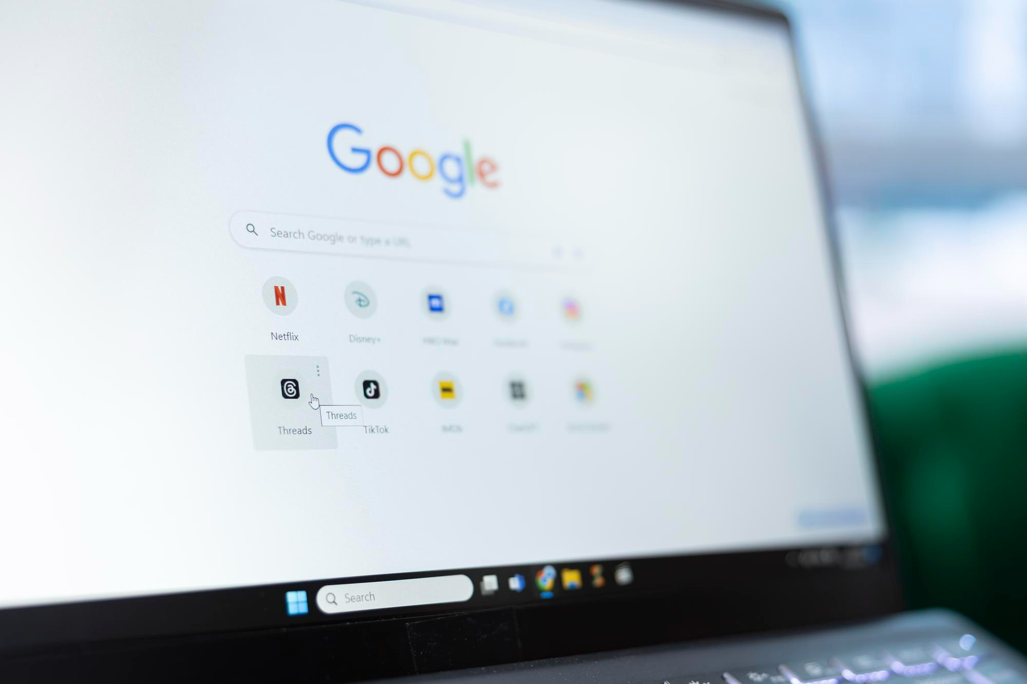 Ordinateur portable avec la suite Google Workspace affichée à l'écran