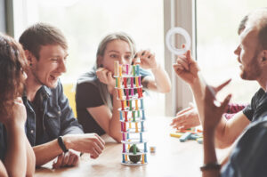 Cerebralis : Équipe en entreprise participant à un atelier de gamification pour structurer l'apprentissage par le jeu et la collaboration.