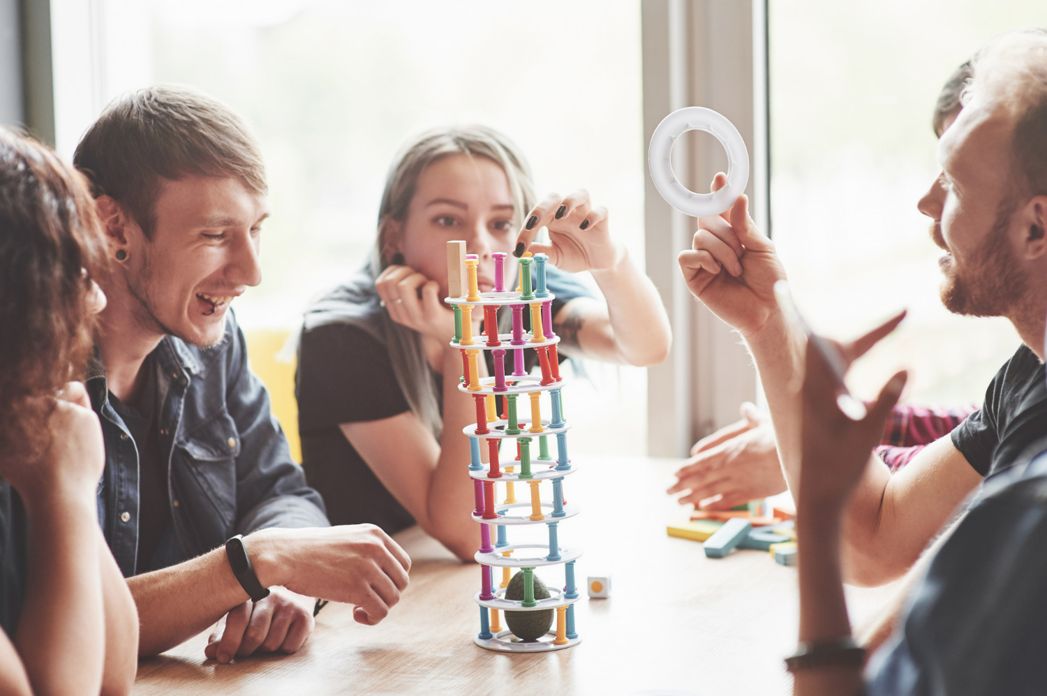 Cerebralis : Équipe en entreprise participant à un atelier de gamification pour structurer l'apprentissage par le jeu et la collaboration.