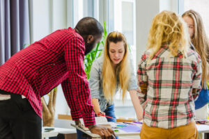 Equipe pédagogique entrain de travailler sur un projet de formation en utilisant le modèle de conception pédagogique SAM