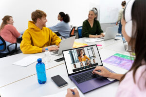 Etudiante face à son PC et son environnement Google Classroom lors d'une formation à distance
