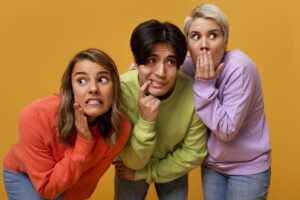 un groupe de 3 personnes qui semblent ne pas comprendre ce qui se passe