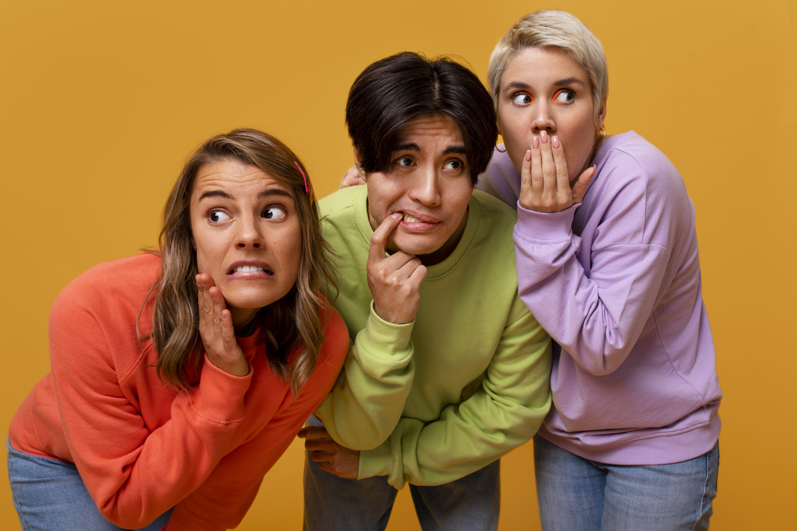 un groupe de 3 personnes qui semblent ne pas comprendre ce qui se passe