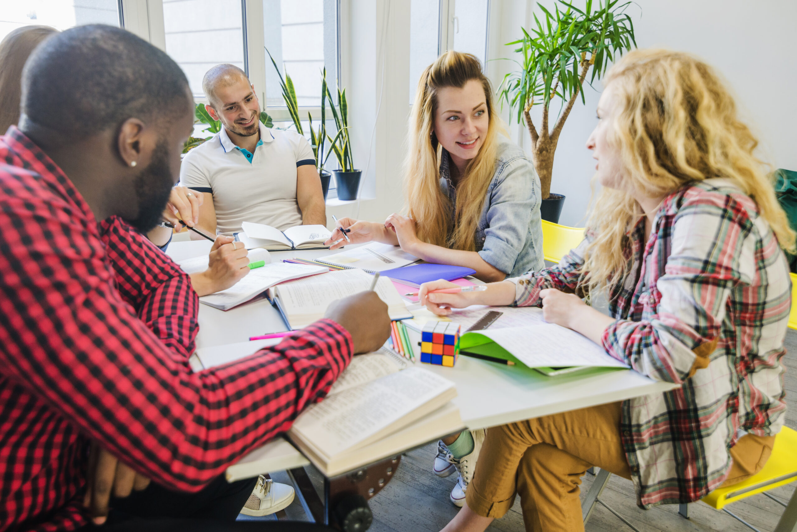 Assurer le transfert des apprentissage. Groupe d'apprenant·es qui travaillent ensemble pour résoudre un problème