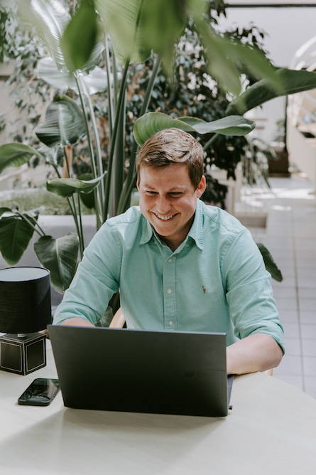 Timothée Colombet, fondateur de Cerebralis à son bureau face ordinateur et souriant
