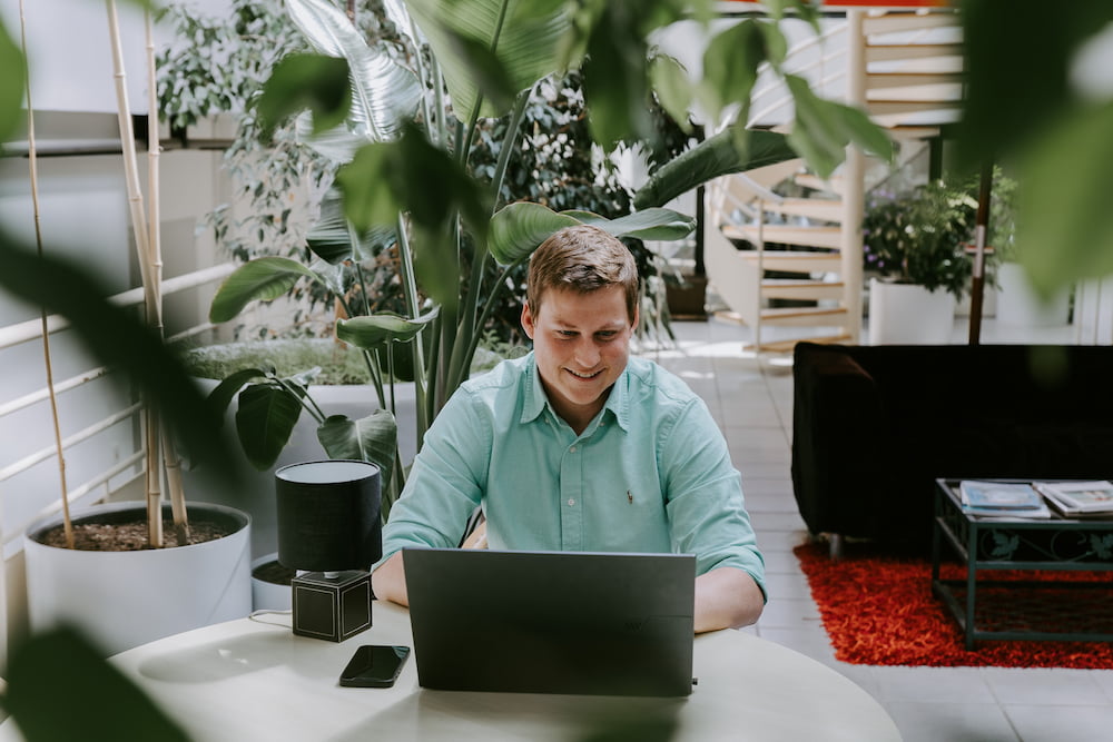 Timothée Colombet, fondateur de Cerebralis a son poste de travail